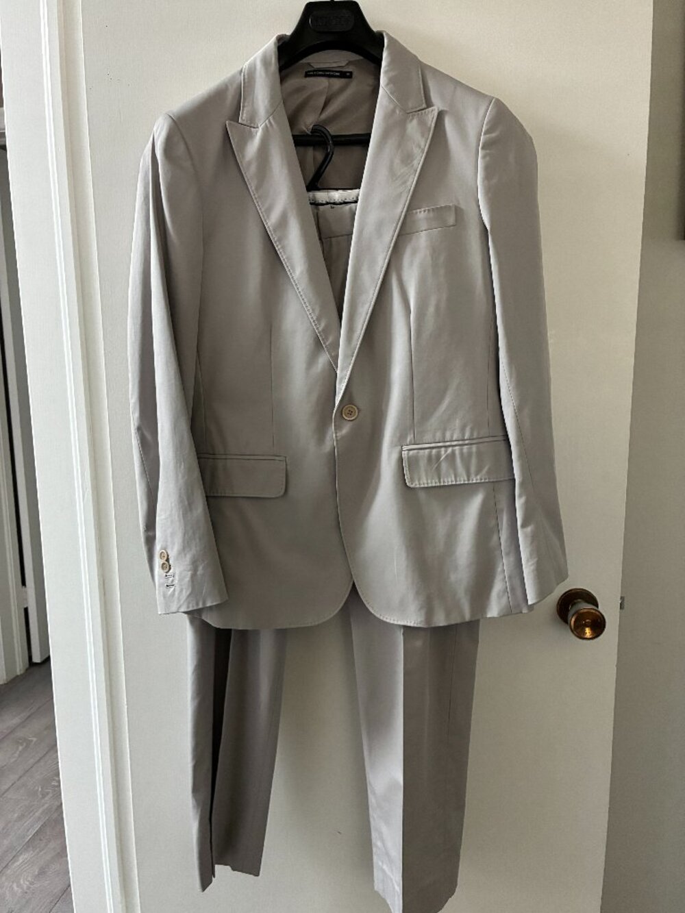 Suit. 100% cotton. Sz 40R pants 32X29. CLUB MONACO. Light grey/stone colour